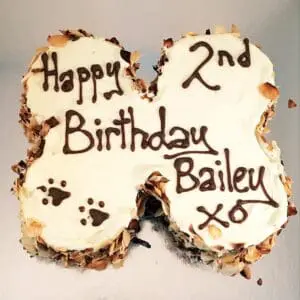 A cake with the words " happy 2 nd birthday bailey xo ".